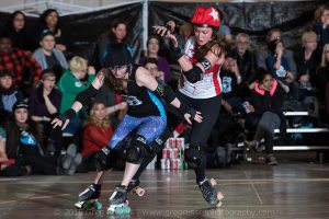 Betties' jammer Smoka Cola and Dolls' jammer Sleeper Hold duel in the second half. (Photo by Greg Russell)